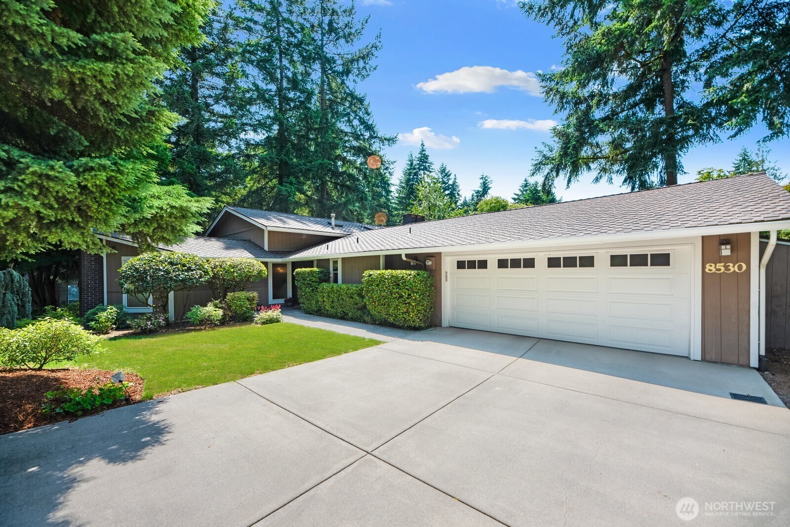 Property Photo:  8530 SE 79th Place  WA 98040 