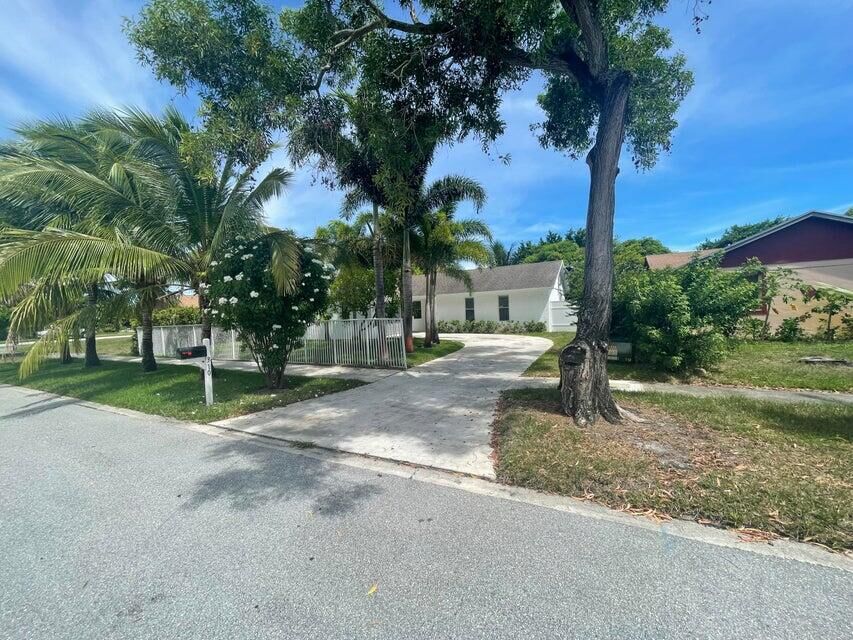 Property Photo:  310 Elaine Circle W  FL 33409 