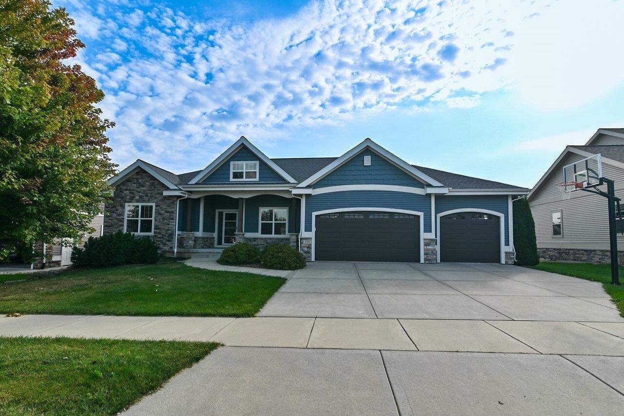 Property Photo:  824 Richard Way  WI 53597 