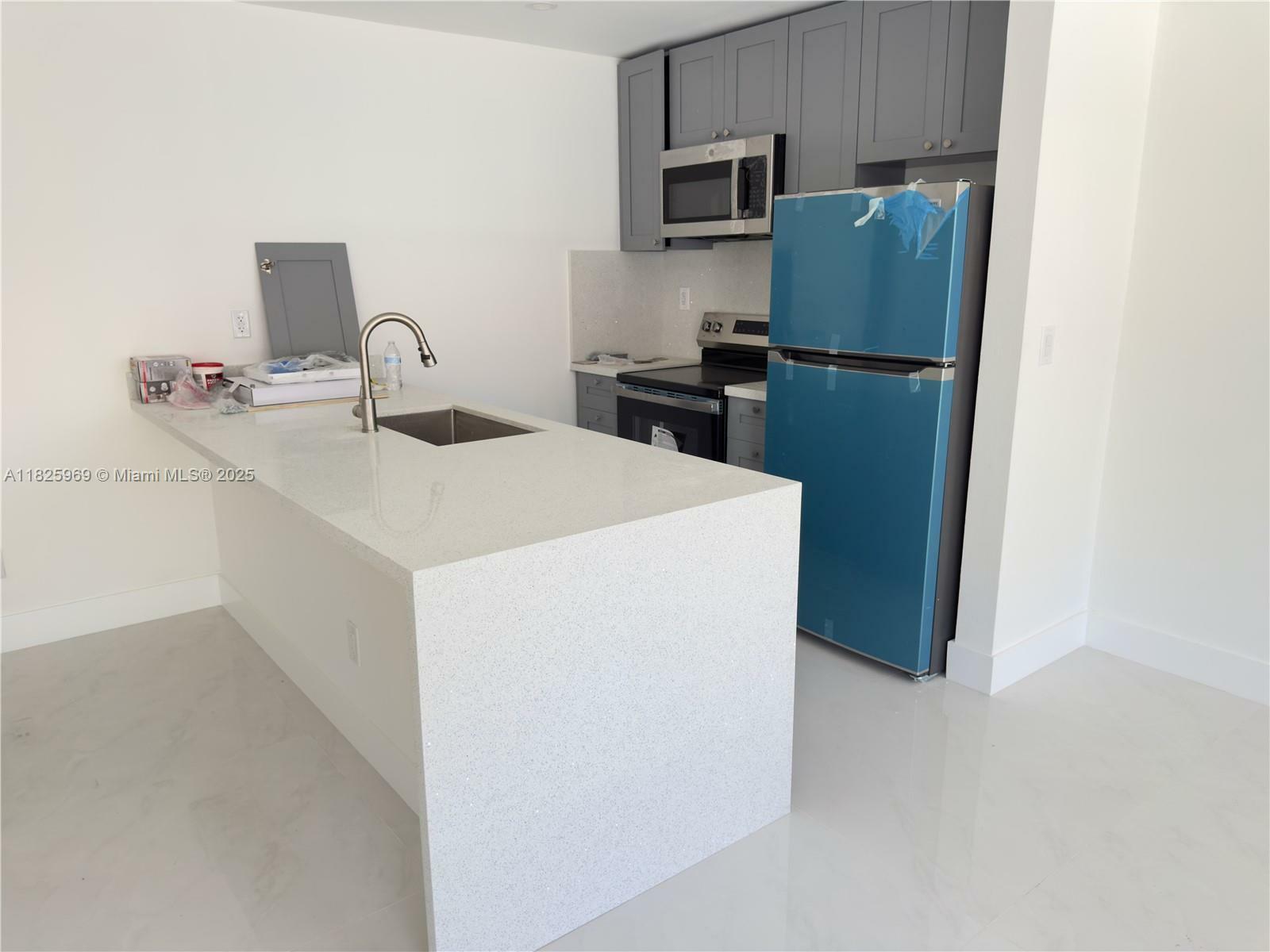 Property Photo: 2191 NE 167th St 4 FL 33162