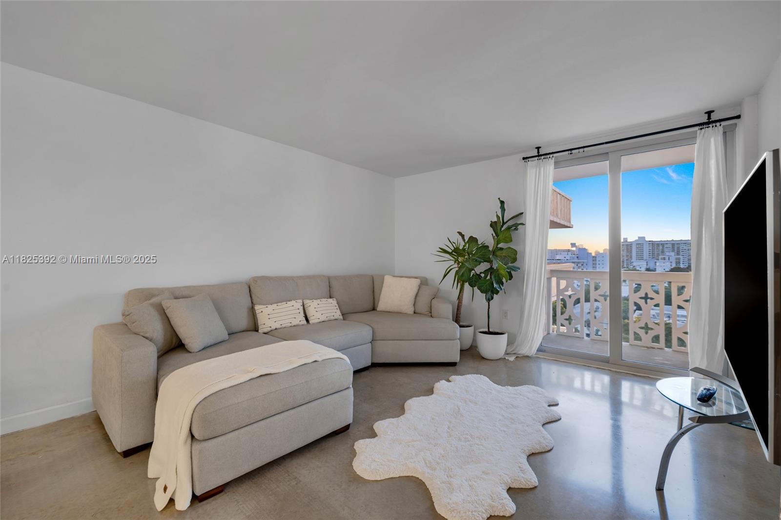 Property Photo: 1020 Meridian Ave 816 FL 33139