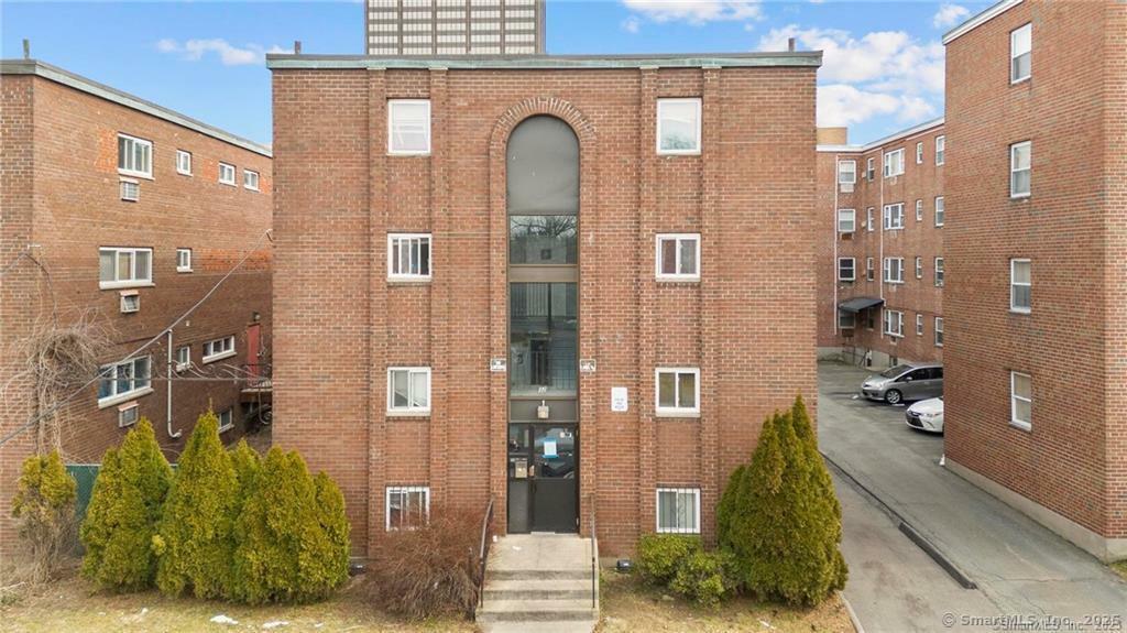 Property Photo: 32 Huntington Street CT 06154