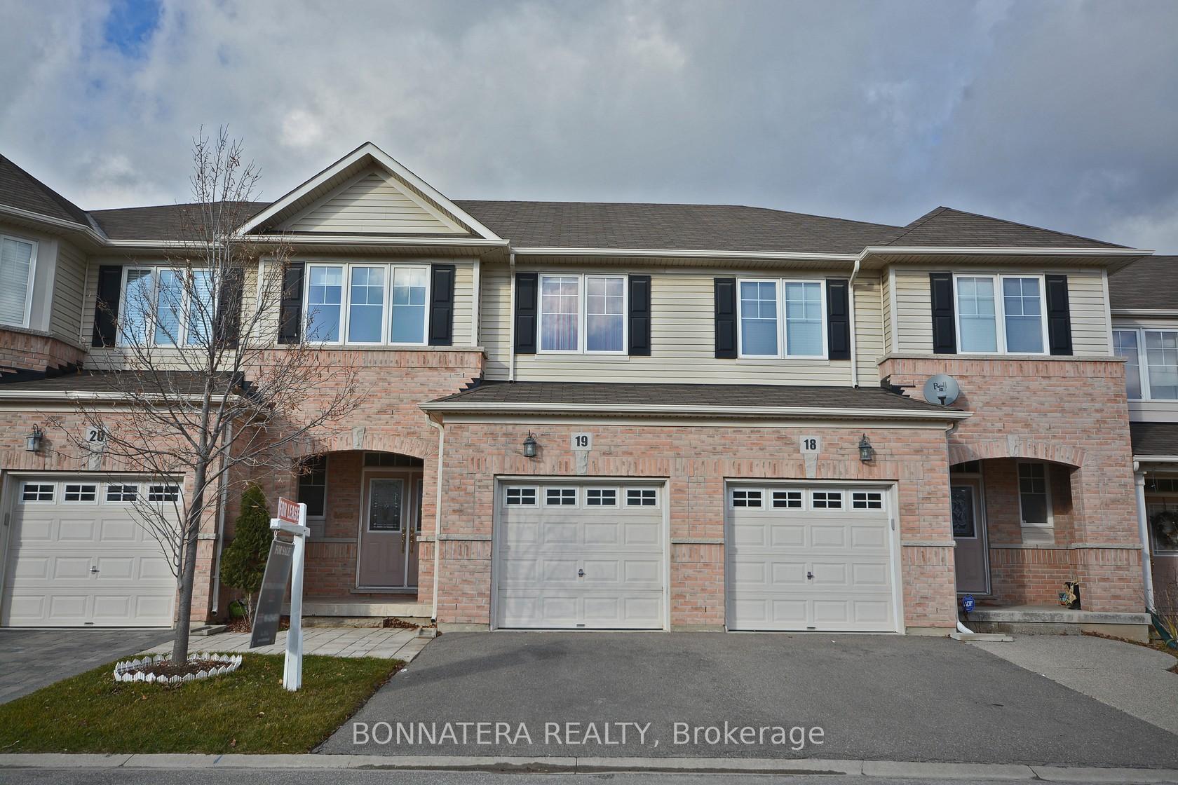 Property Photo: 3275 Stalybridge Drive 19 ON L5M 0L2