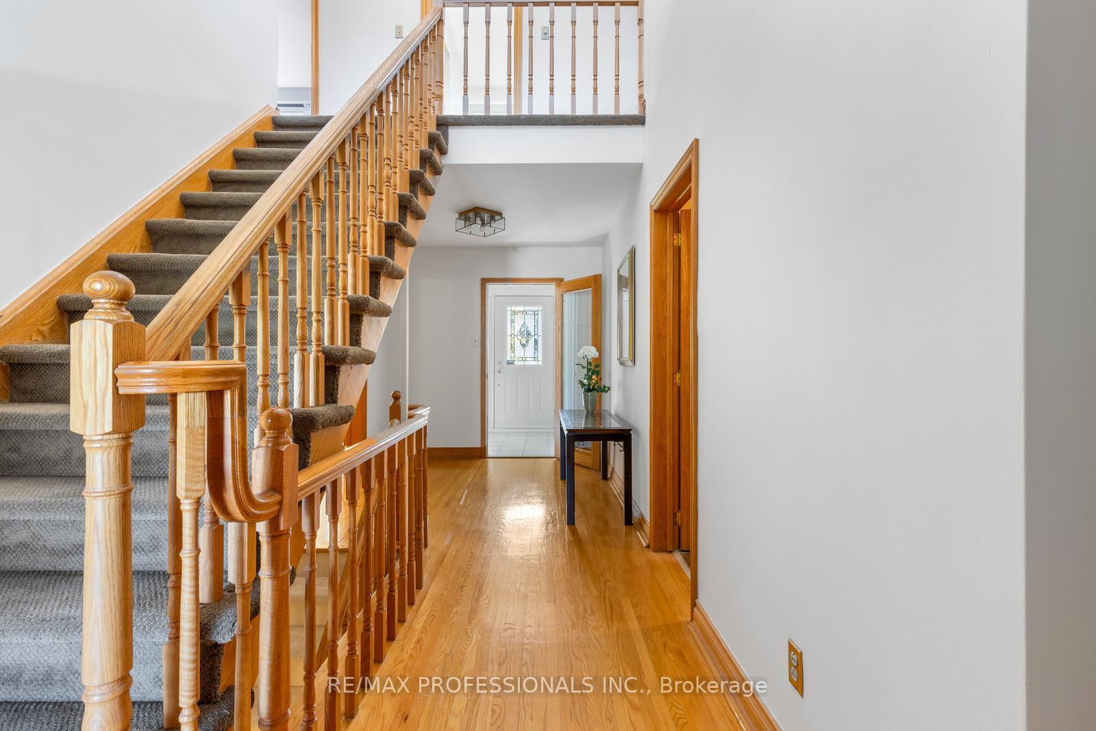 Photo de la propriété: 15 Warrender Avenue ON M9B 5Z3