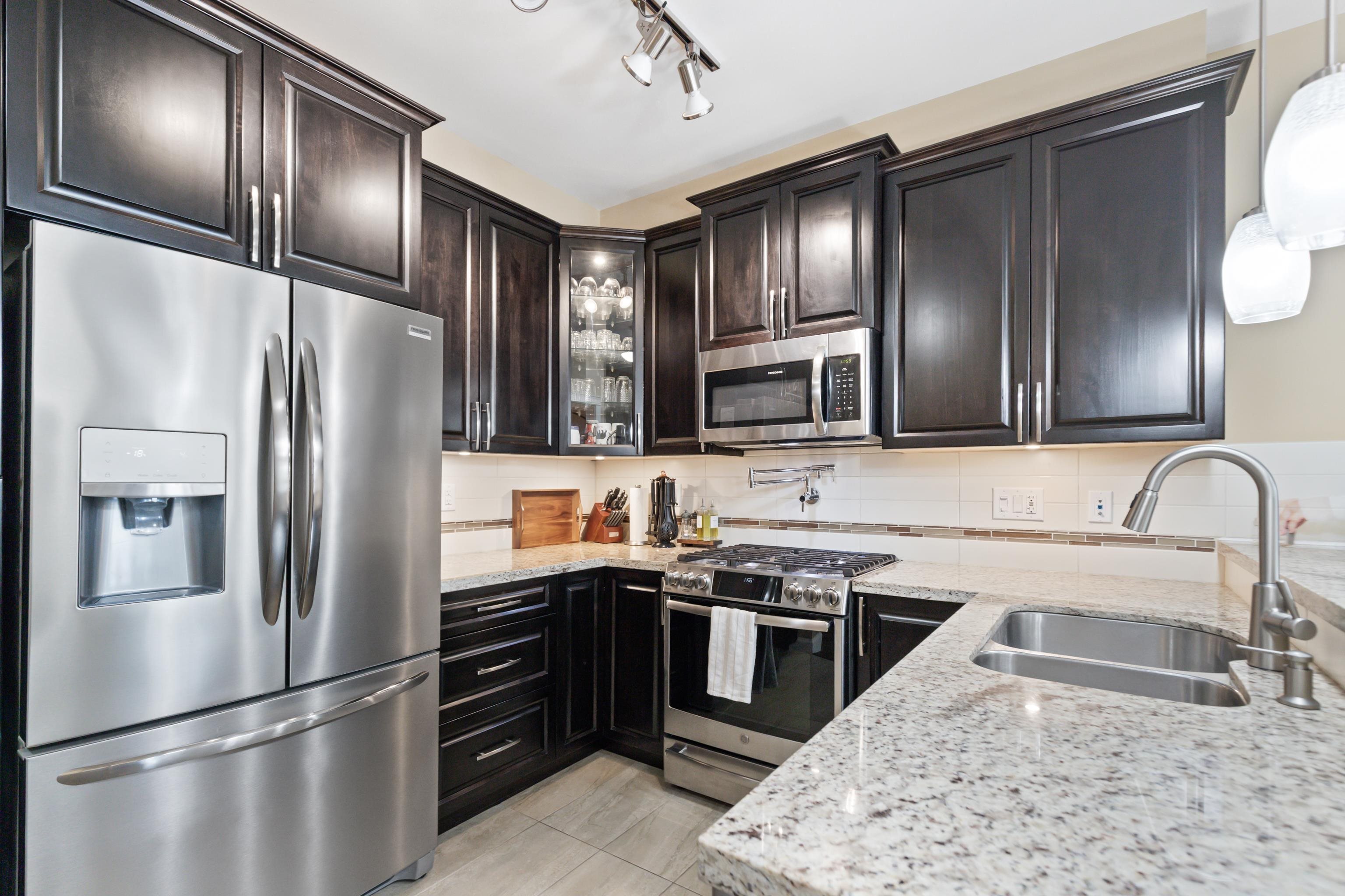 Property Photo:  32445 Simon Avenue 504  BC V2T 0G7 