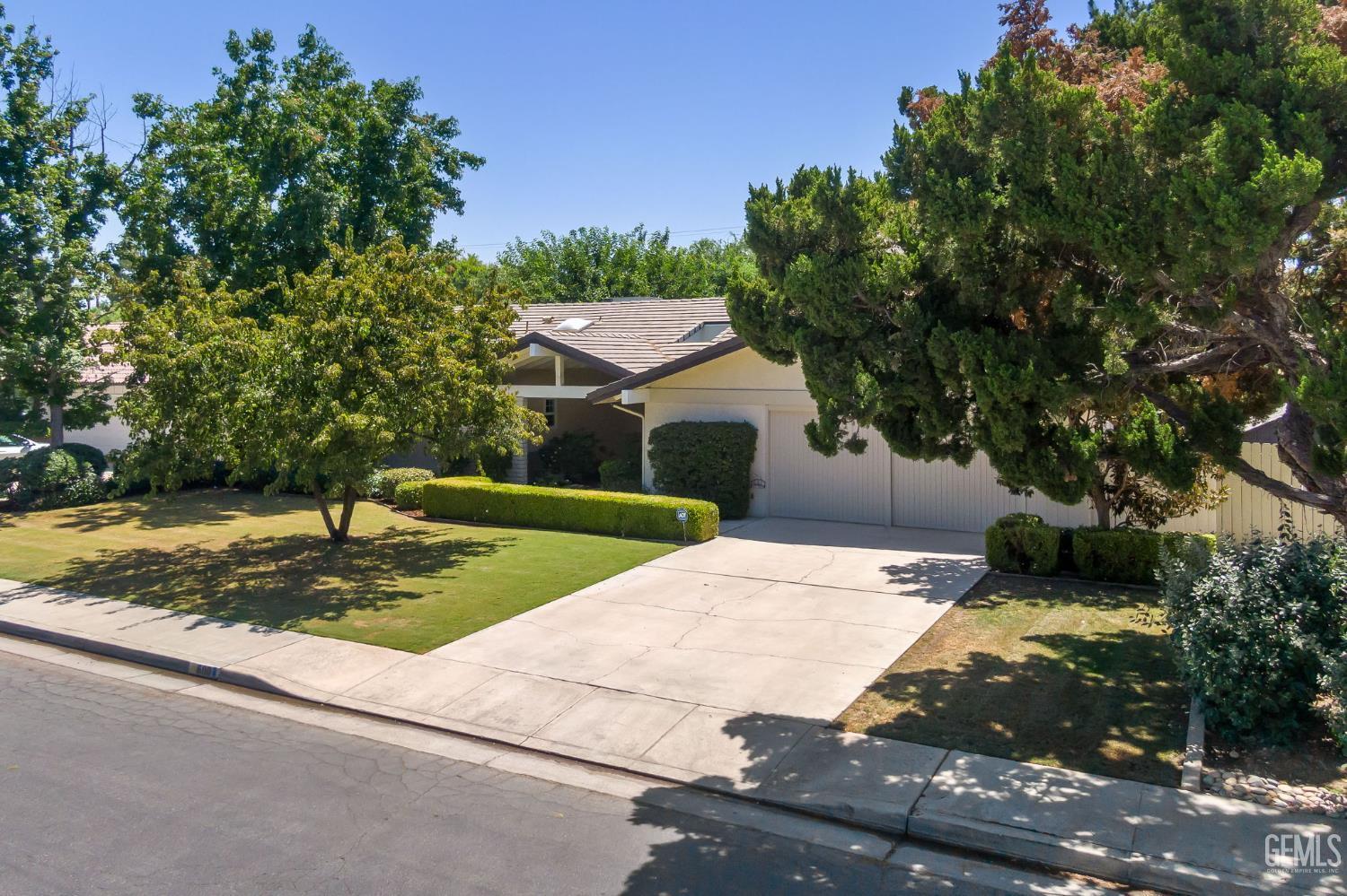 Property Photo: 600 Jamaica Way CA 93309