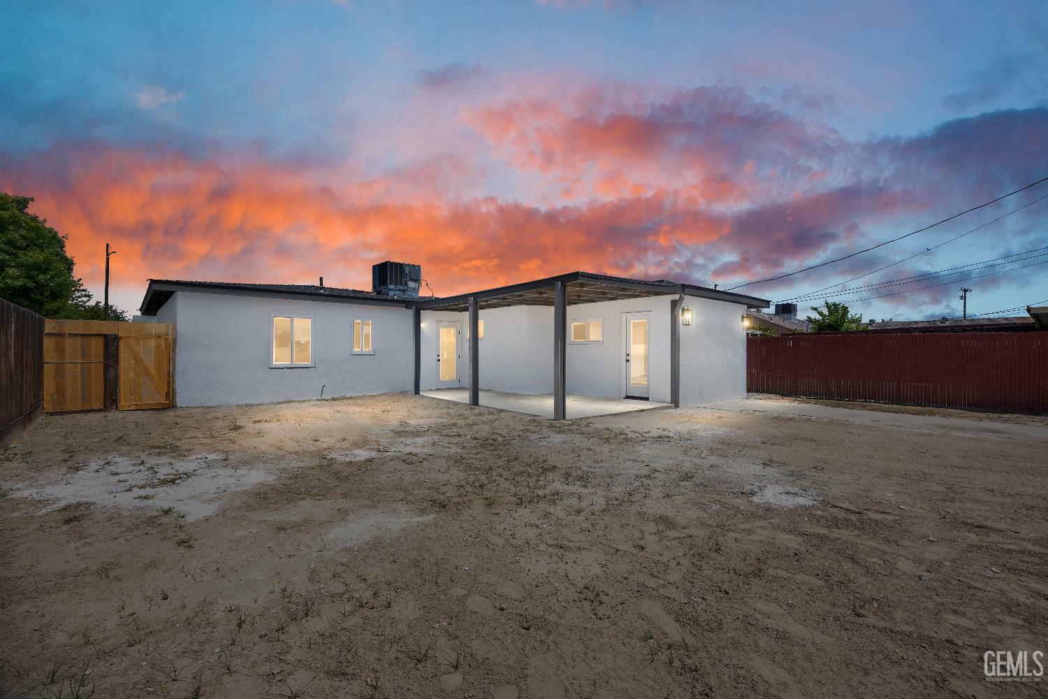 Property Photo:  1501 Edna Street  CA 93304 