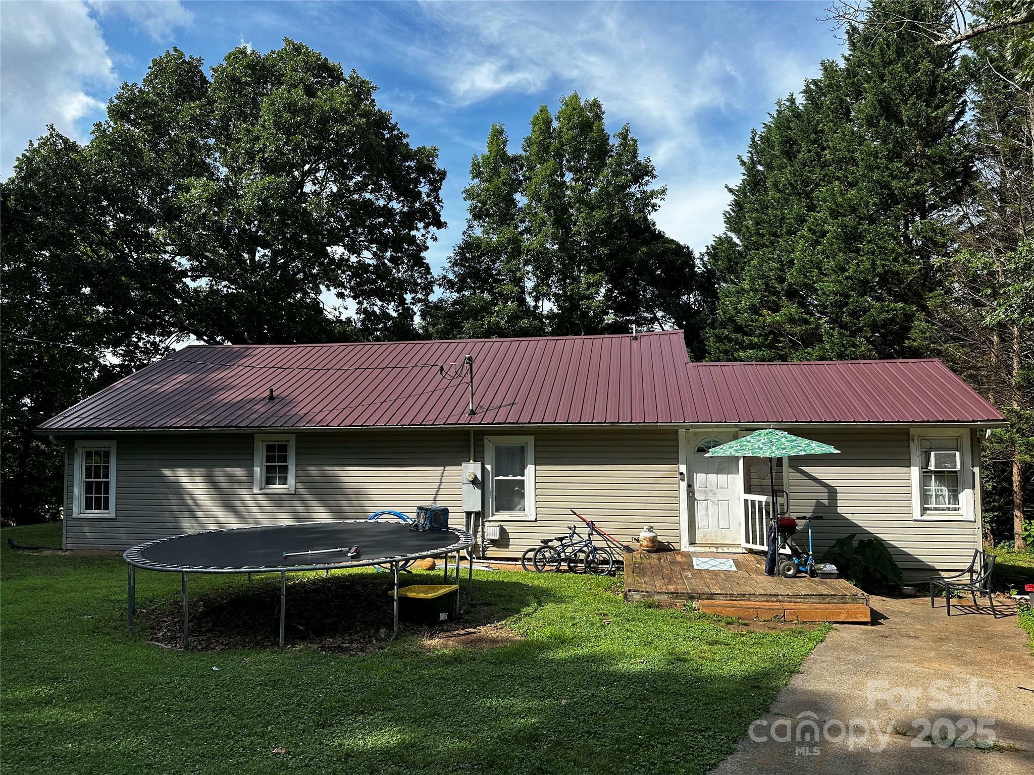 Property Photo: 1041 Tomlinson Loop NC 28612