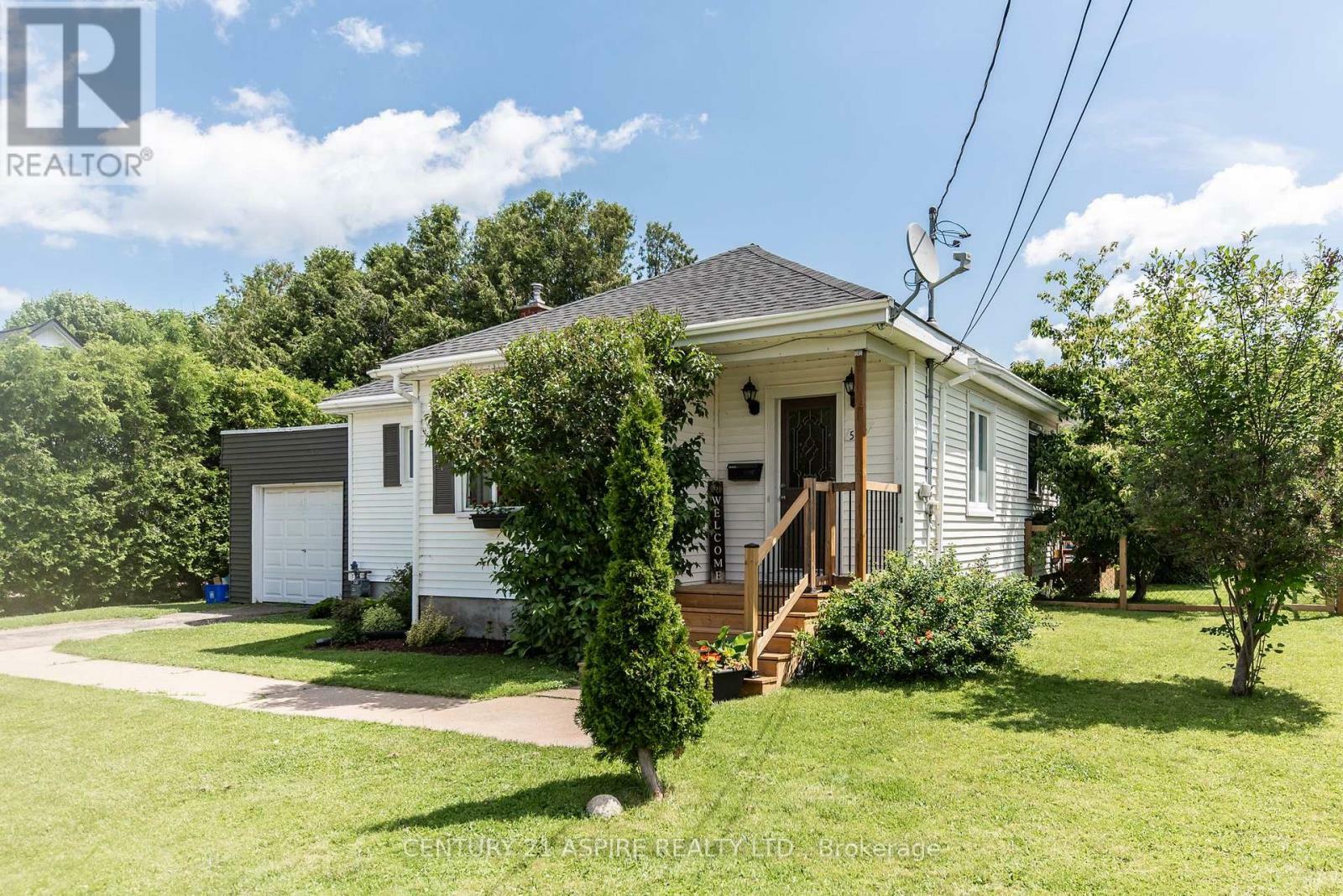 Property Photo:  545 Catherine Street South  ON K8A 1W2 