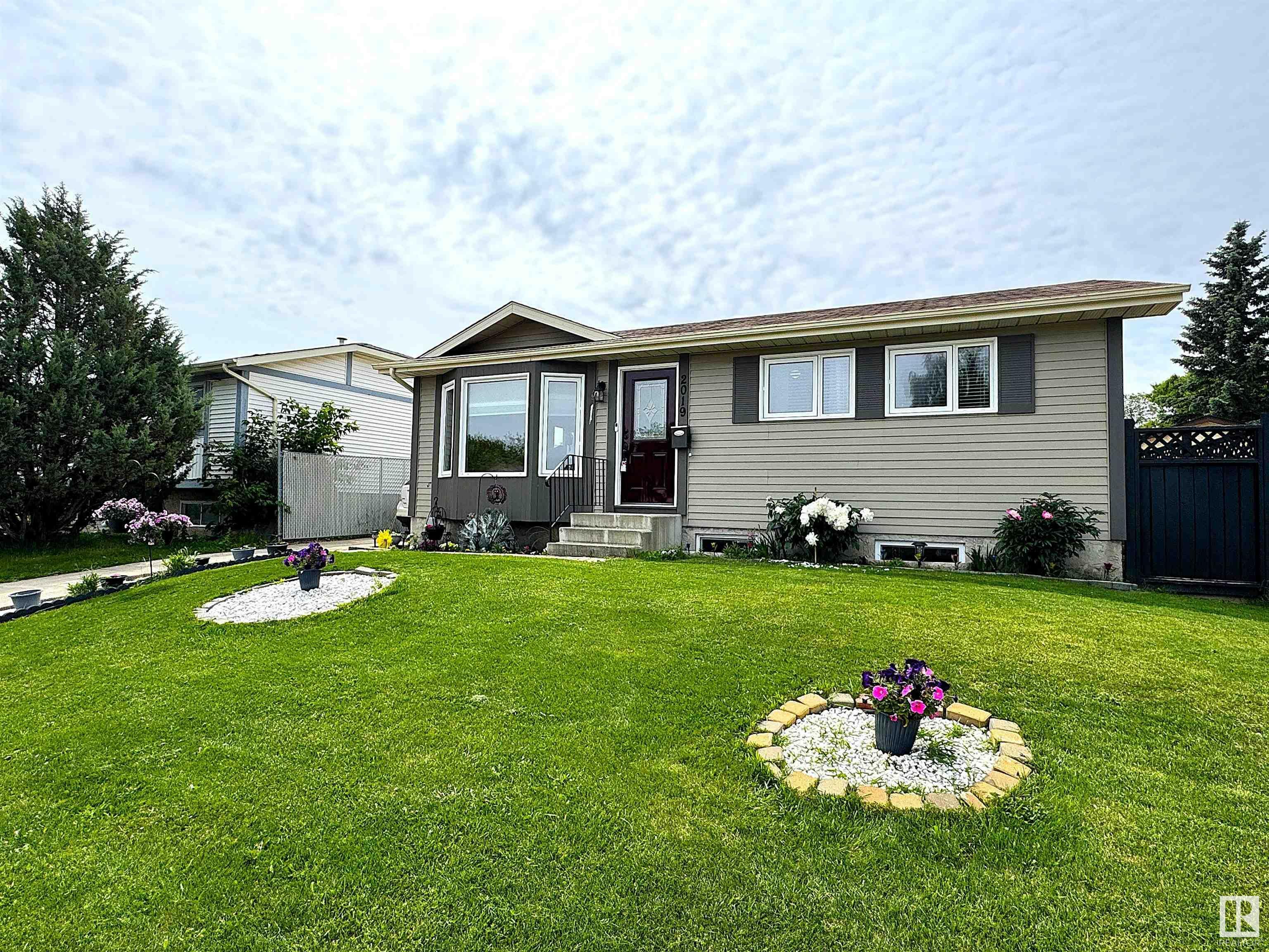 2019 145 Avenue NW  Edmonton AB T5Y 1V1 photo