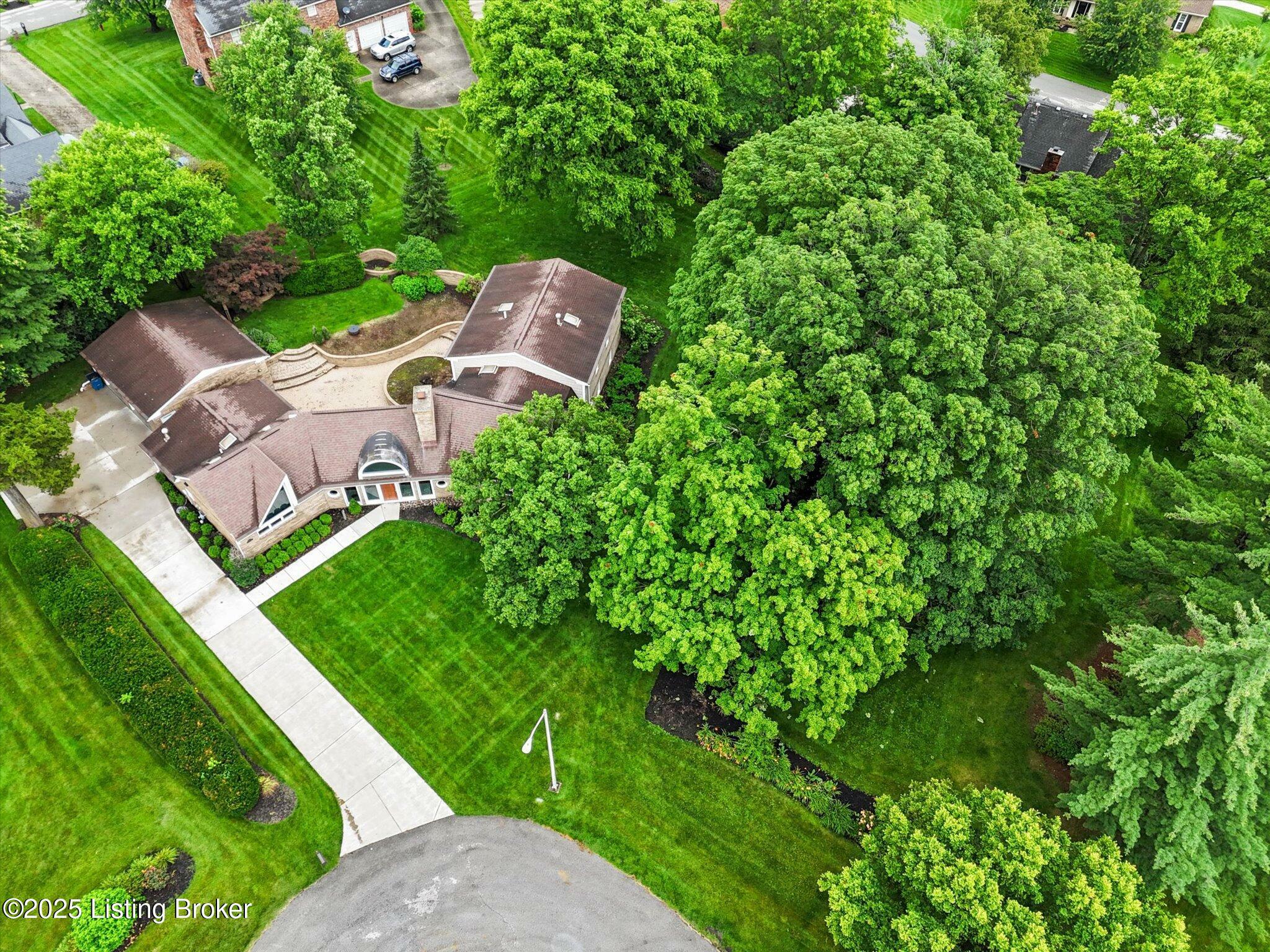 Property Photo: 1430 Oakmont Ct KY 40065