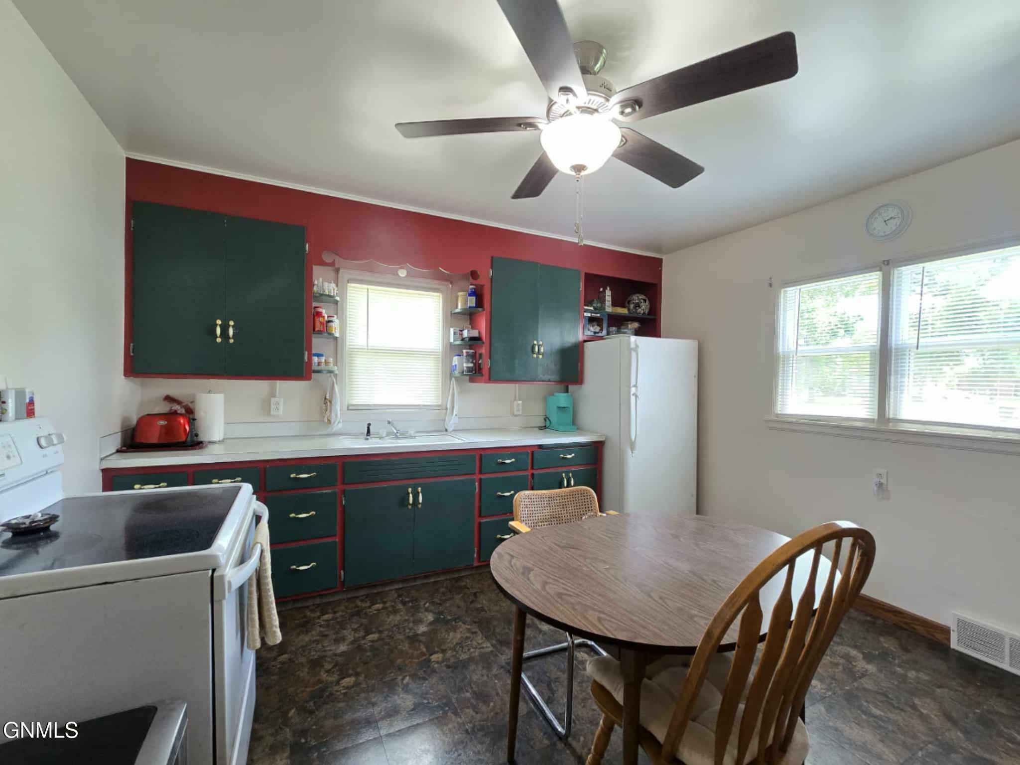 Property Photo: 313 2nd Avenue NE ND 58545