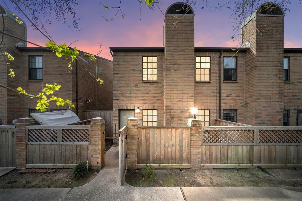 Property Photo: 9850 Pagewood Lane 1306 TX 77042