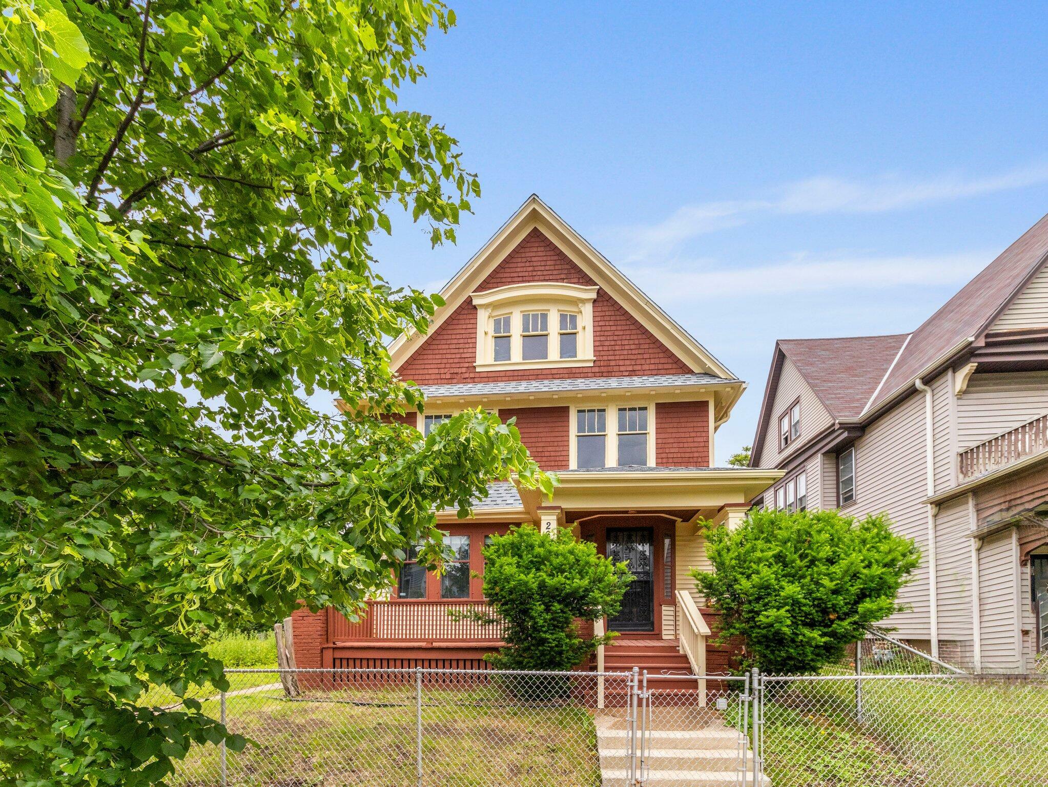 2647 N 21st St  Milwaukee WI 53206 photo