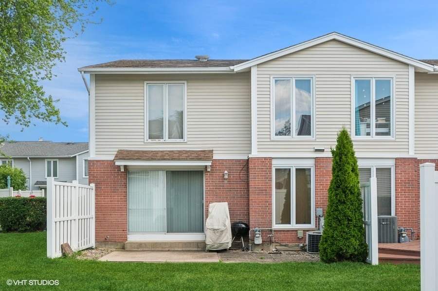 Property Photo: 532 Hummingbird Lane IL 60015