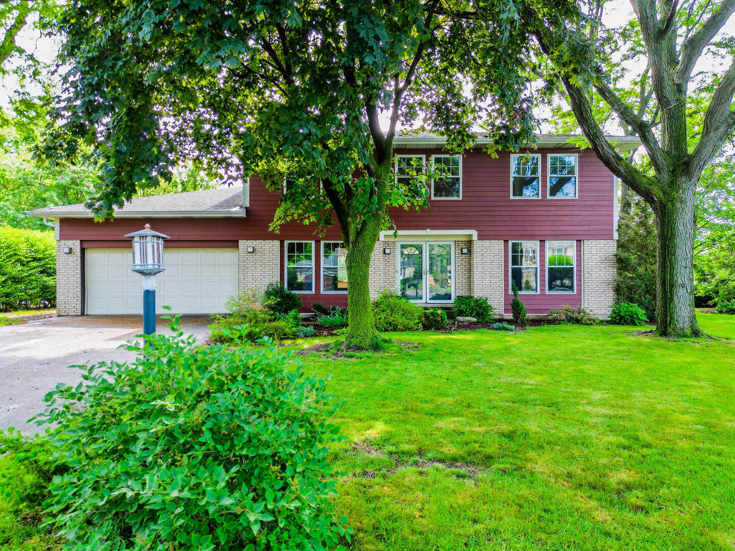 Property Photo:  19 Burning Tree Lane  IL 60015 