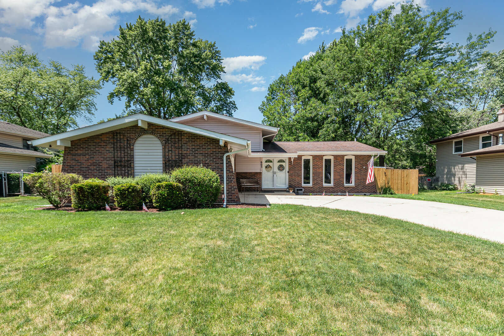 Property Photo: 605 Parkshore Drive IL 60404