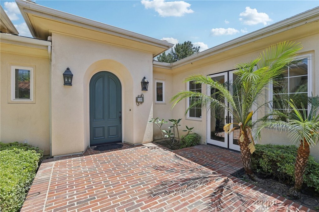 Property Photo:  10 Flora Springs  CA 92602 