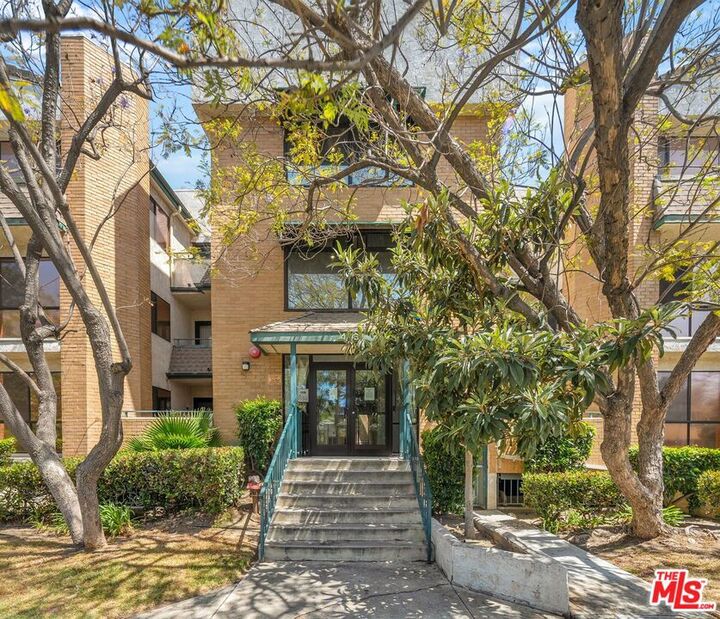 Property Photo:  413 Hawthorne Street 102  CA 91204 