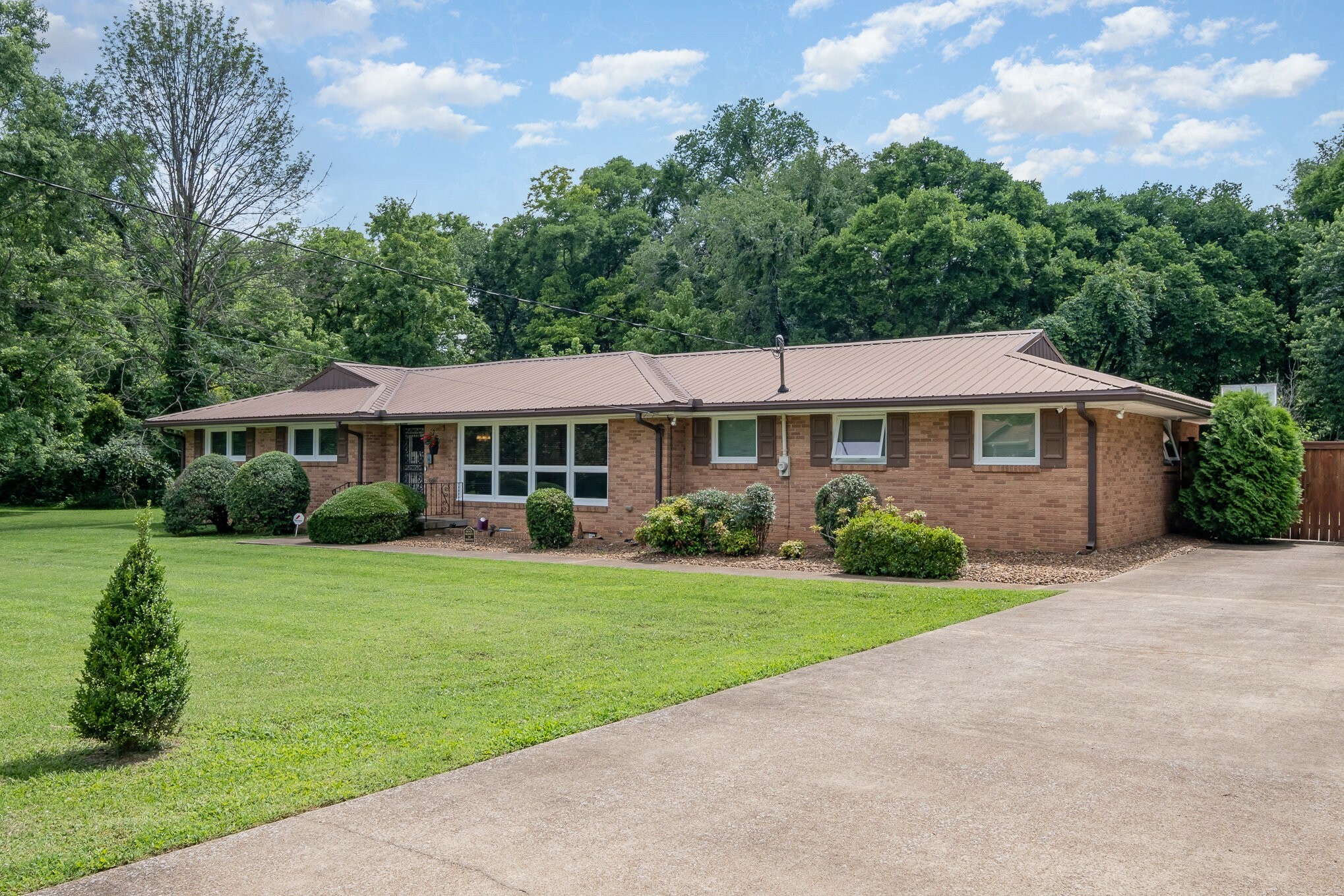 Property Photo: 100 Mapleview St TN 37167