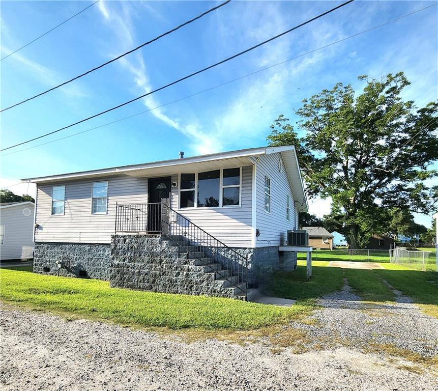 Property Photo: 106 Treuil Lane LA 70037