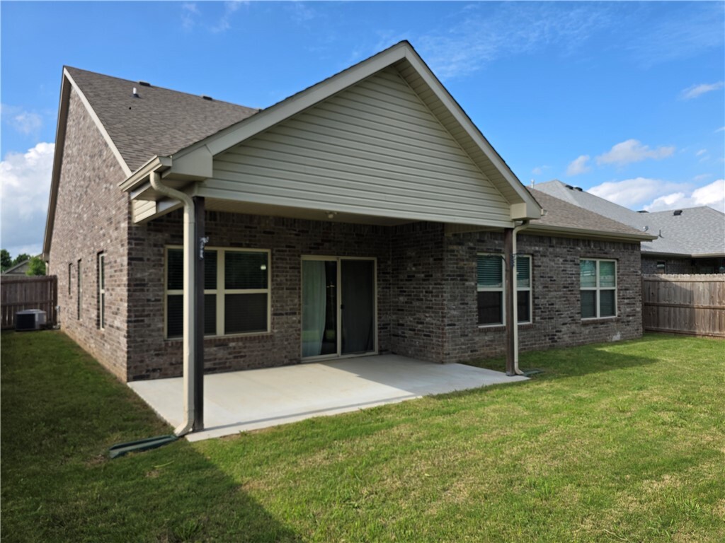 Property Photo: 6159 W Limerick Way AR 72704-4028