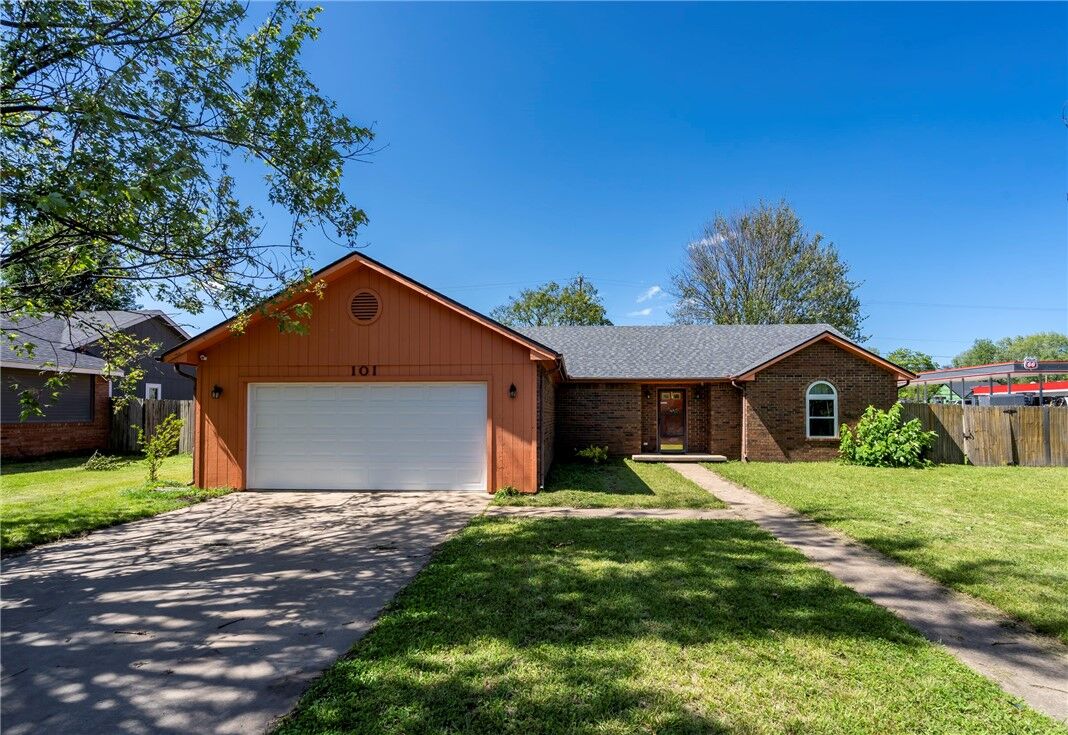 Property Photo:  101 Glenwood Place  AR 72761 