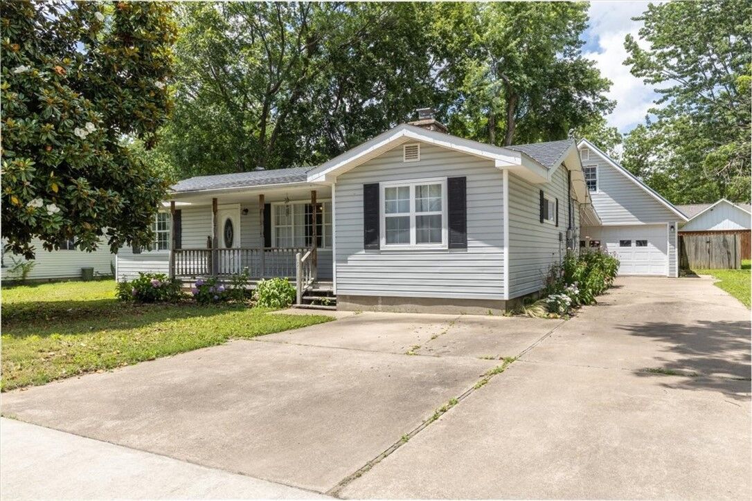 Property Photo:  506 El Paso St SE  AR 72736 