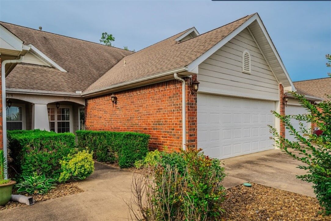 Property Photo:  916 S Dixson Street  AR 72758 