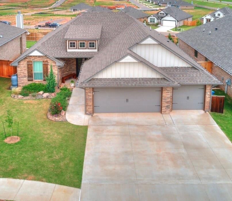 Property Photo:  8401 Poplar Drive  OK 73034 