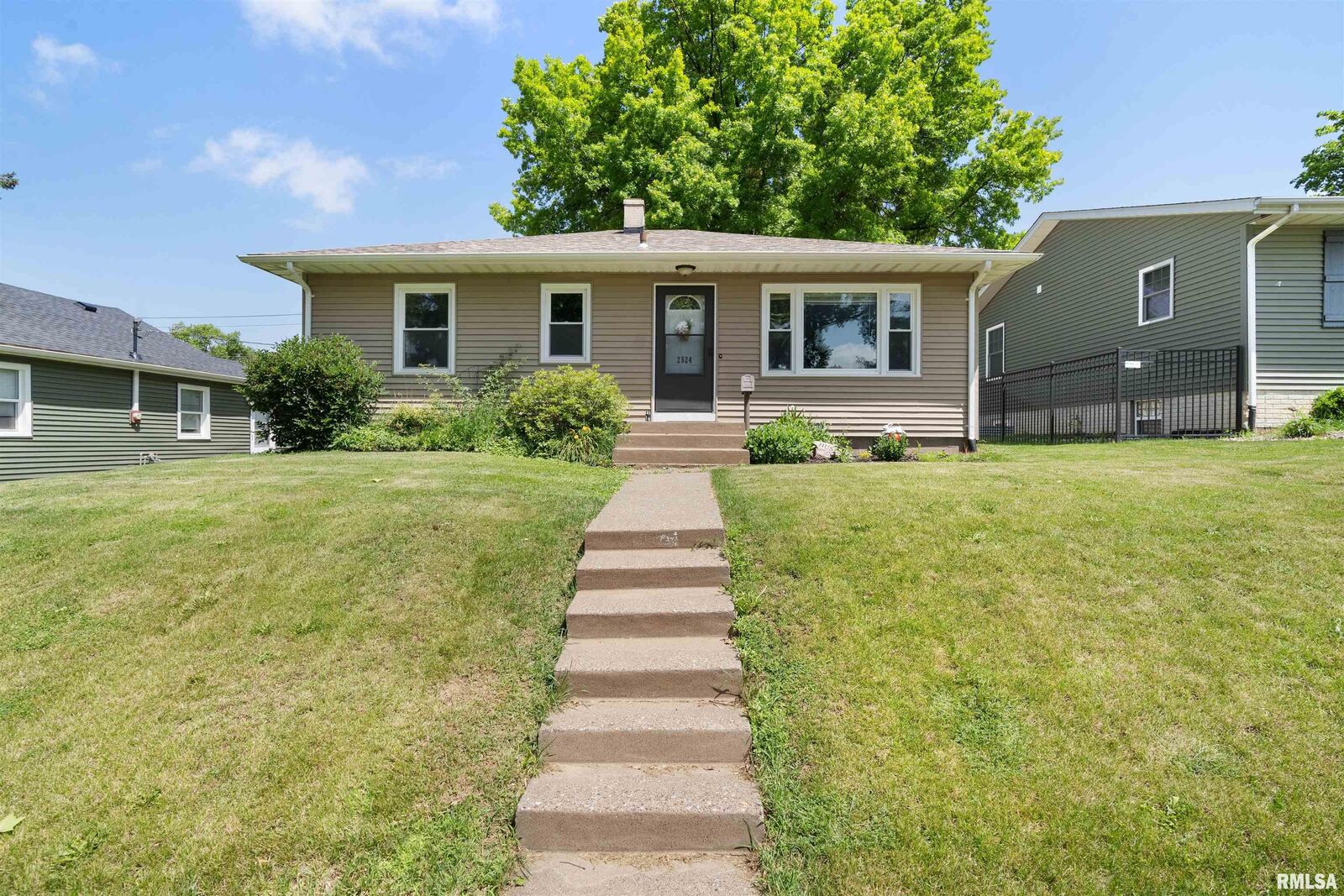 Property Photo:  2524 Bellevue Avenue  IA 52722 