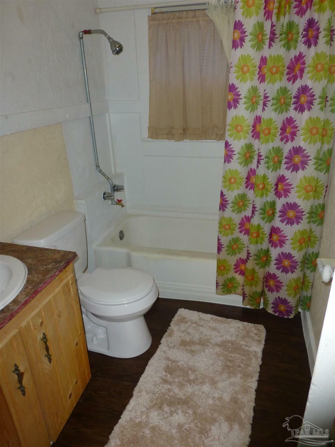 Property Photo:  19 N G St  FL 32502 