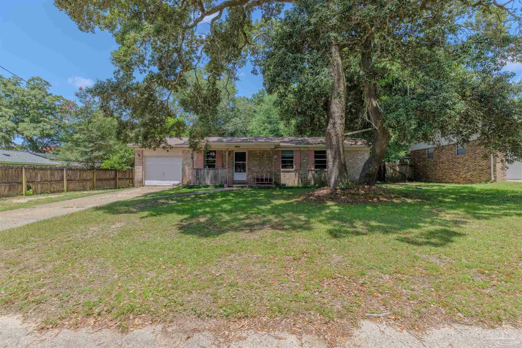Property Photo: 5607 Scotland Cir FL 32526