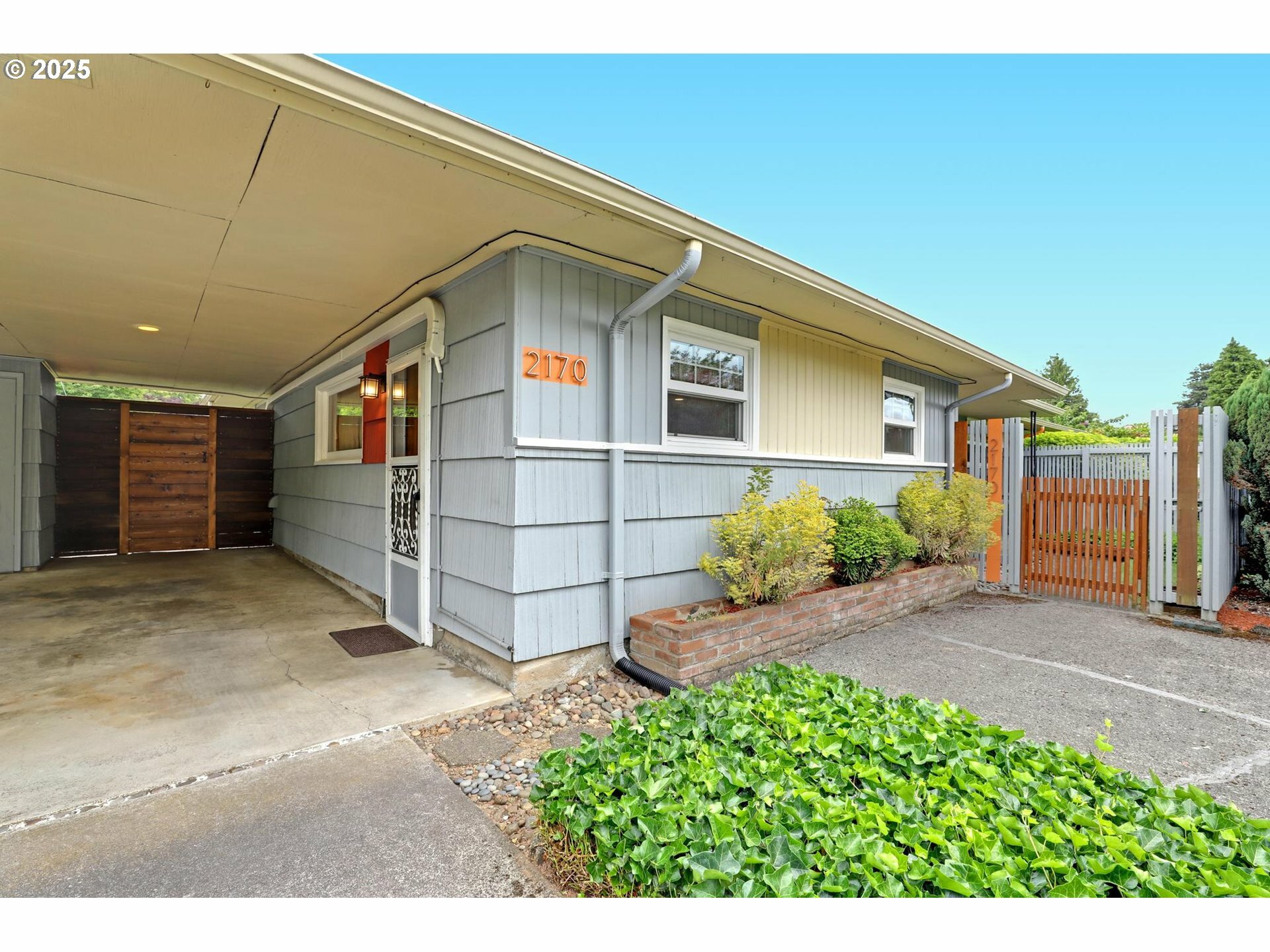 Property Photo: 2170 SE 98th Ave OR 97216