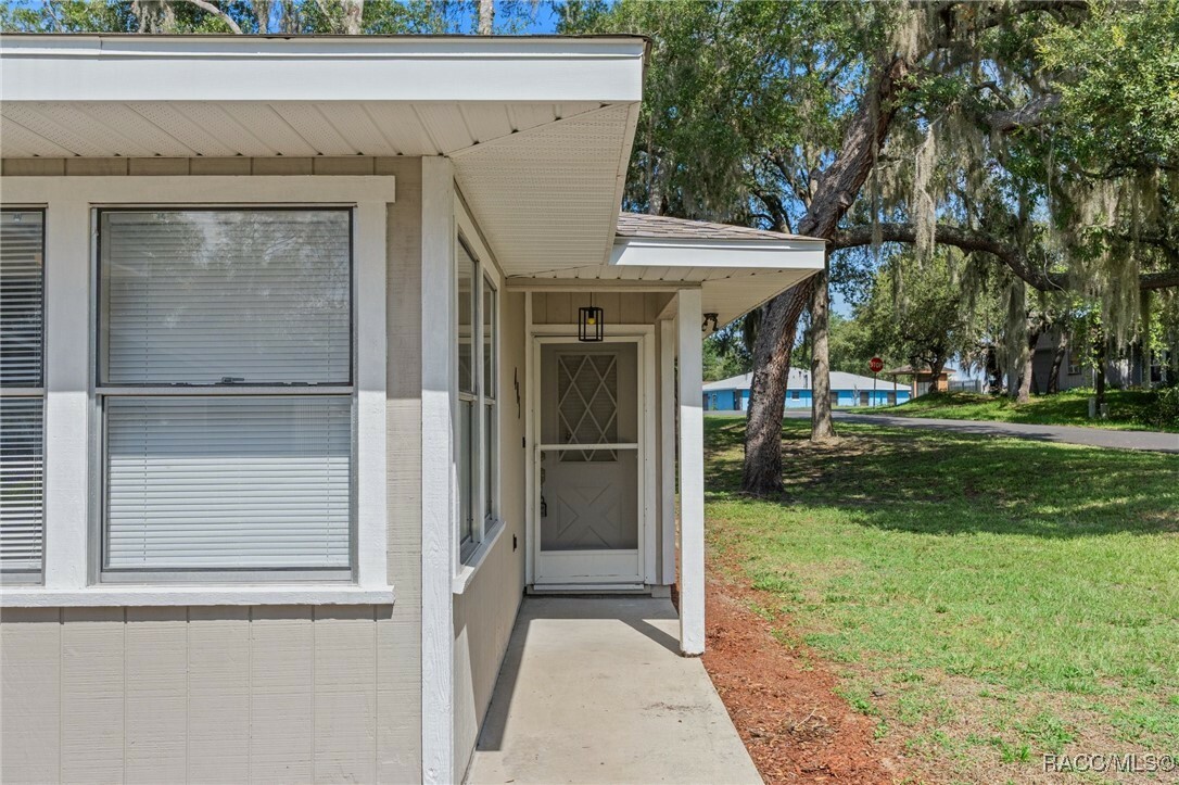 Property Photo: 405 E Circlewood Street FL 34452