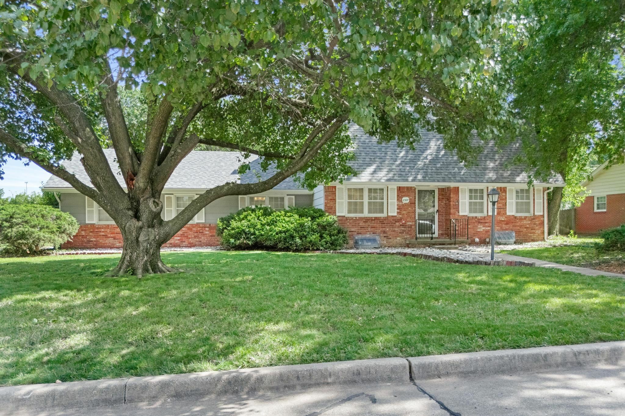 Property Photo: 8327 E Willowbrook Rd KS 67207-1135