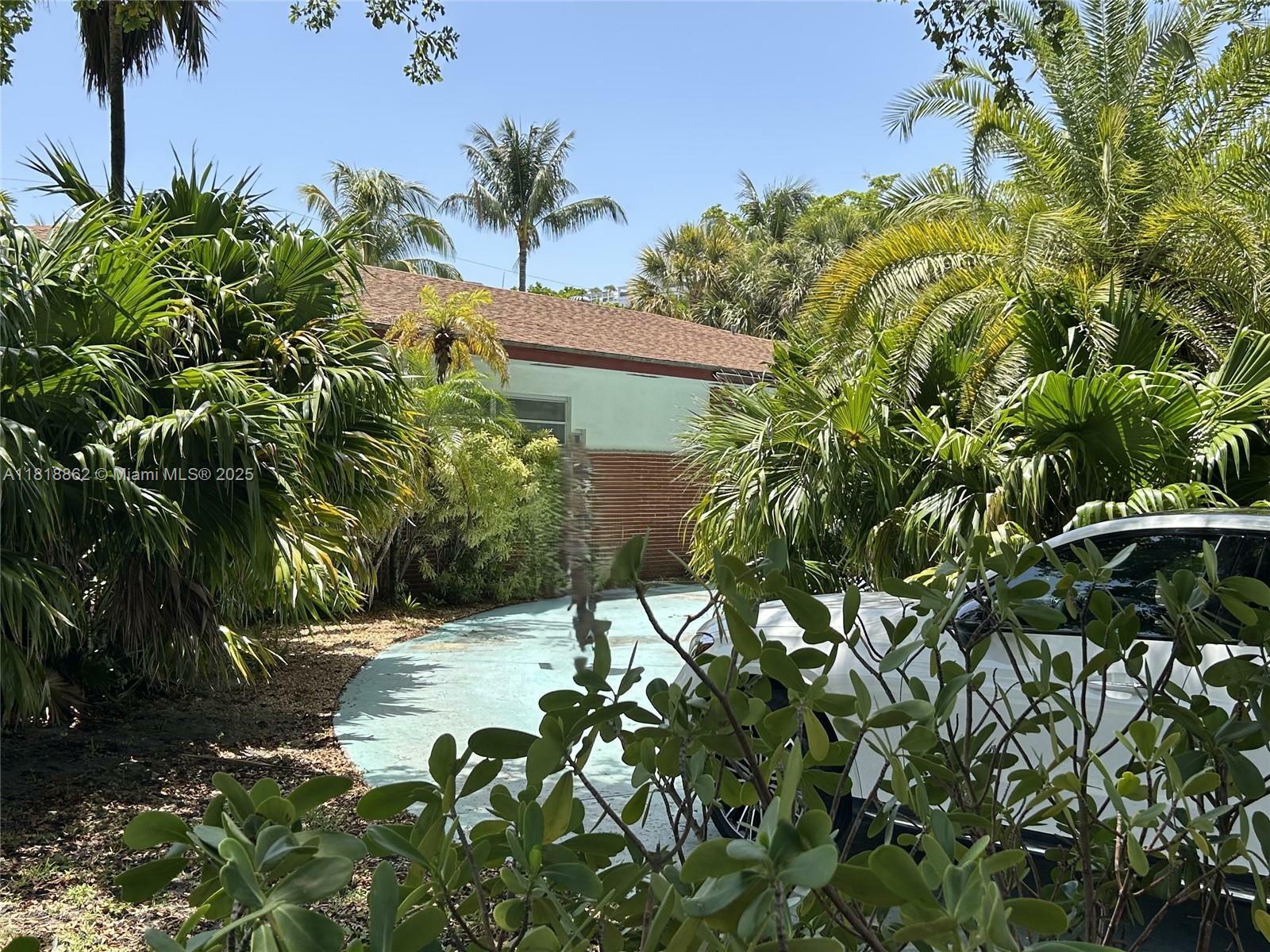 Property Photo: 2525 Flamingo Pl FL 33140