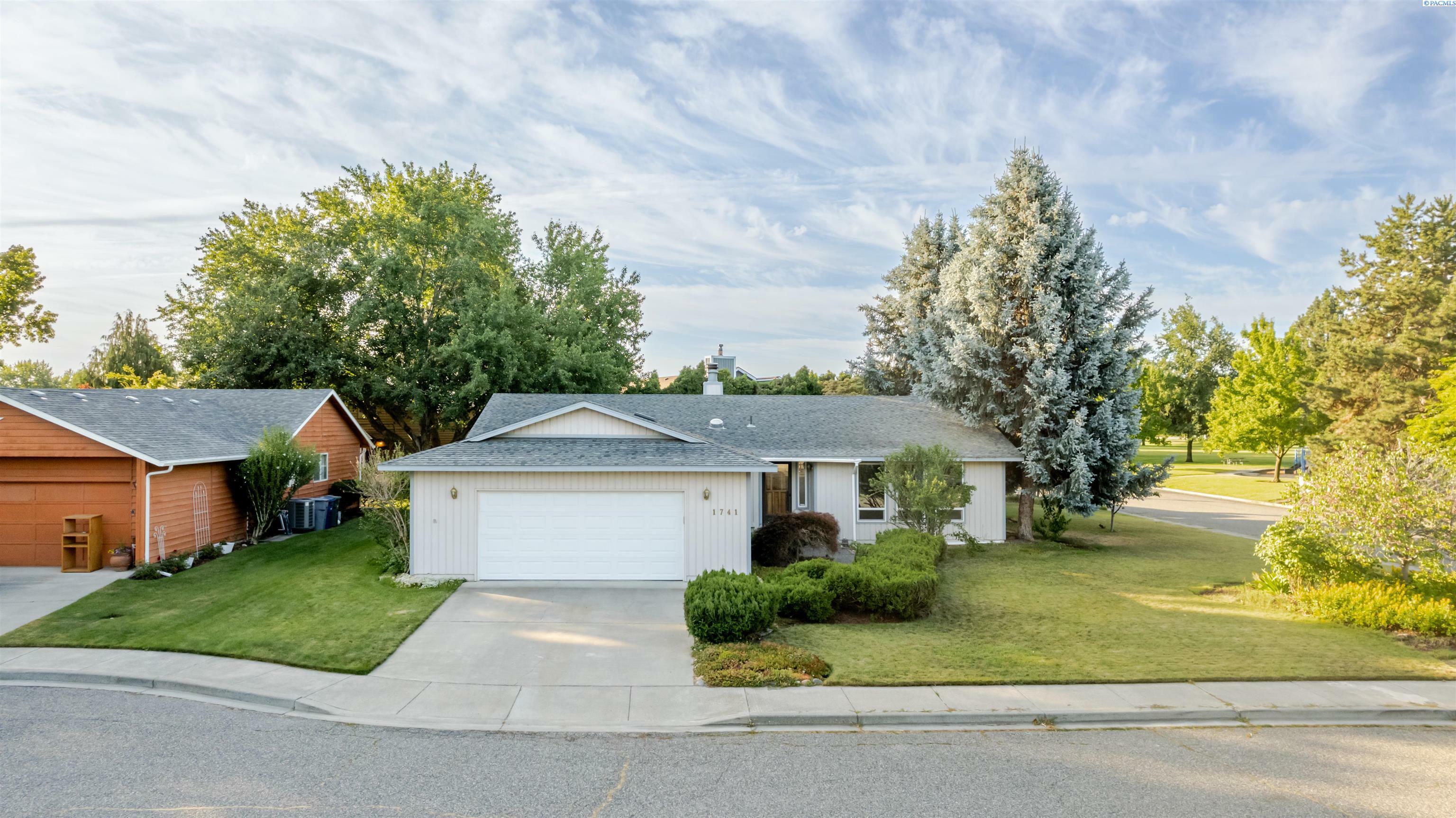 Property Photo: 1741 April Loop WA 99352