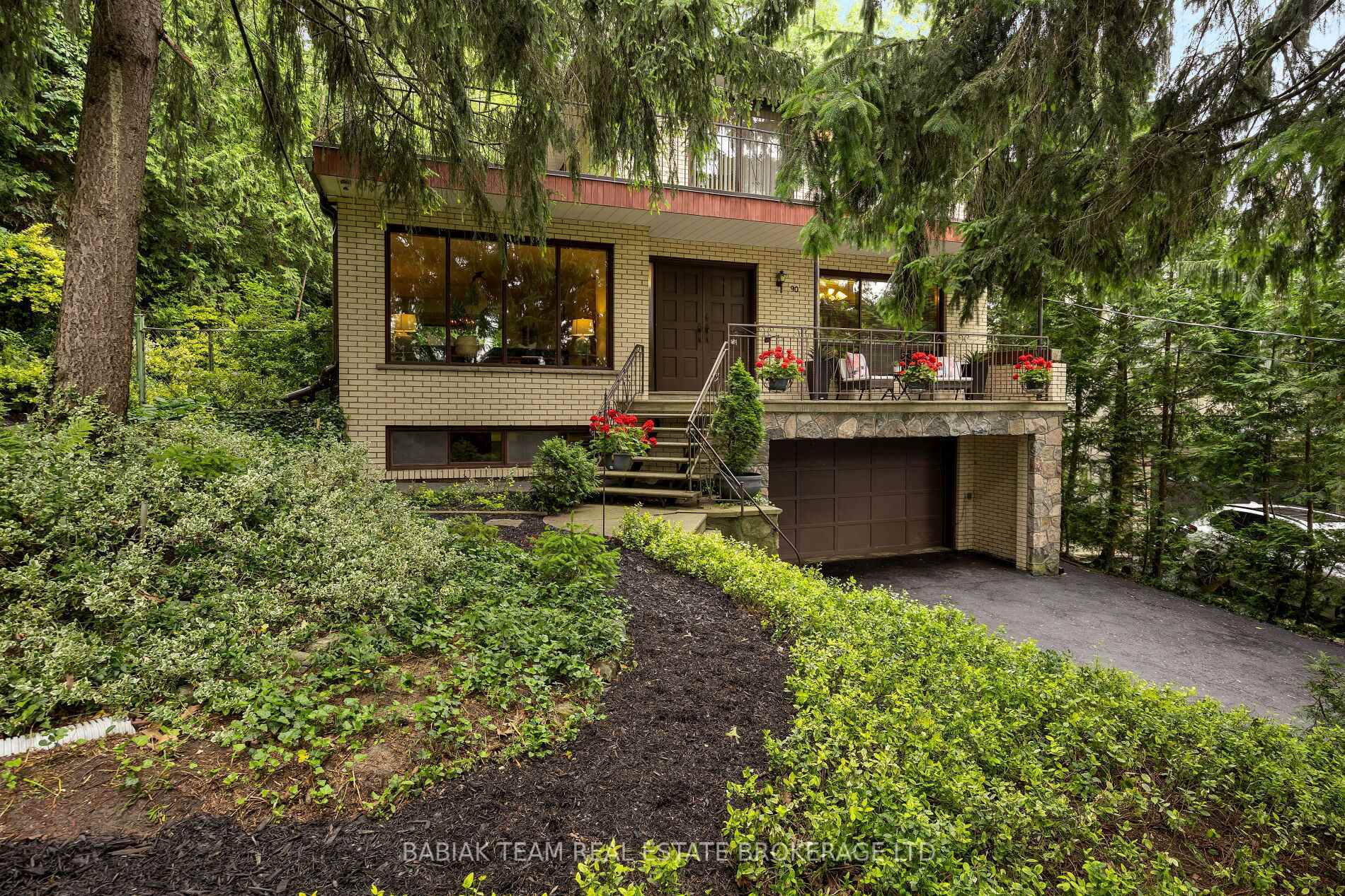 Photo de la propriété: 90 Humberview Road ON M6S 4V5