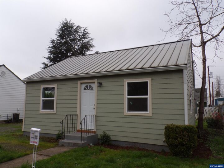 Property Photo: 1925 Liberty St NE OR 97301