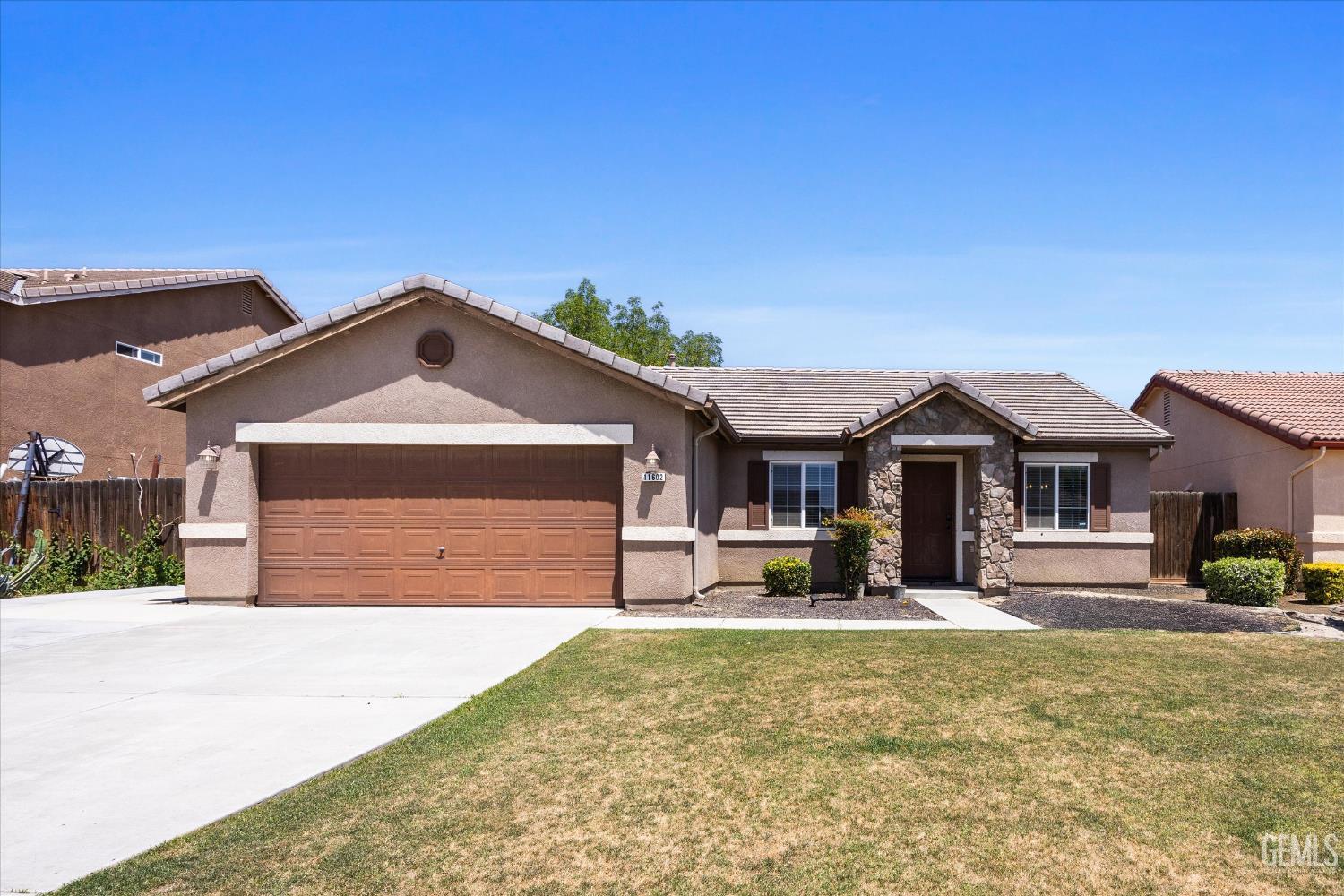 Property Photo: 11602 Trabancos Drive CA 93311