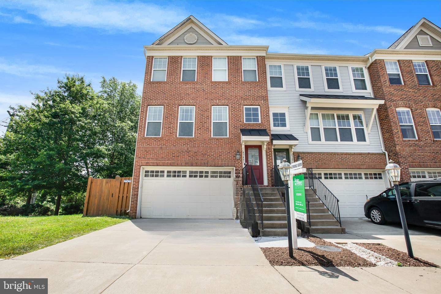 Property Photo: 43481 Hopestone Terrace VA 20152