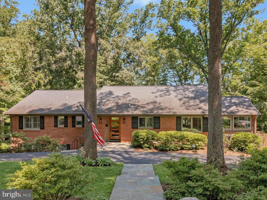 Property Photo: 6320 Crosswoods Circle VA 22044