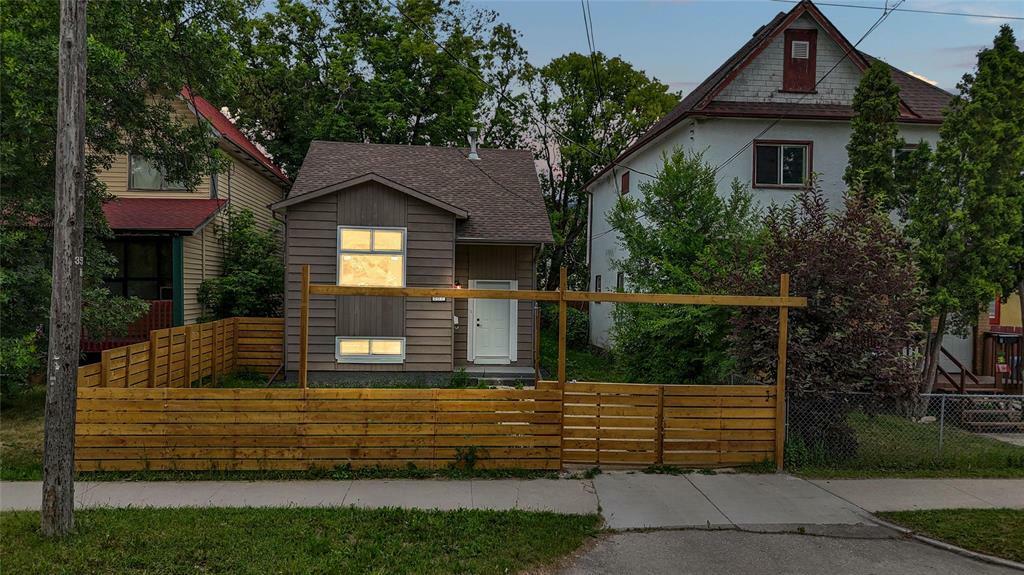 507 Burrows Avenue  Winnipeg MB R2W 2A3 photo