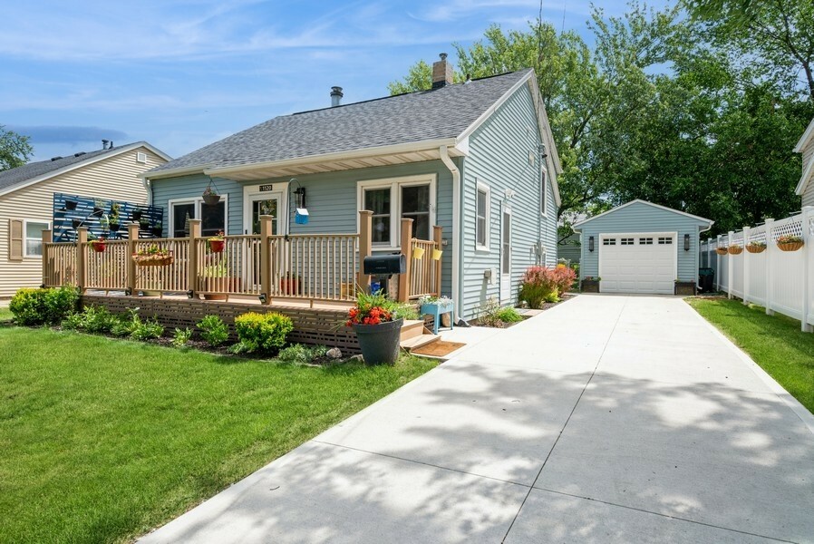 Property Photo: 1120 23rd St IA 52403