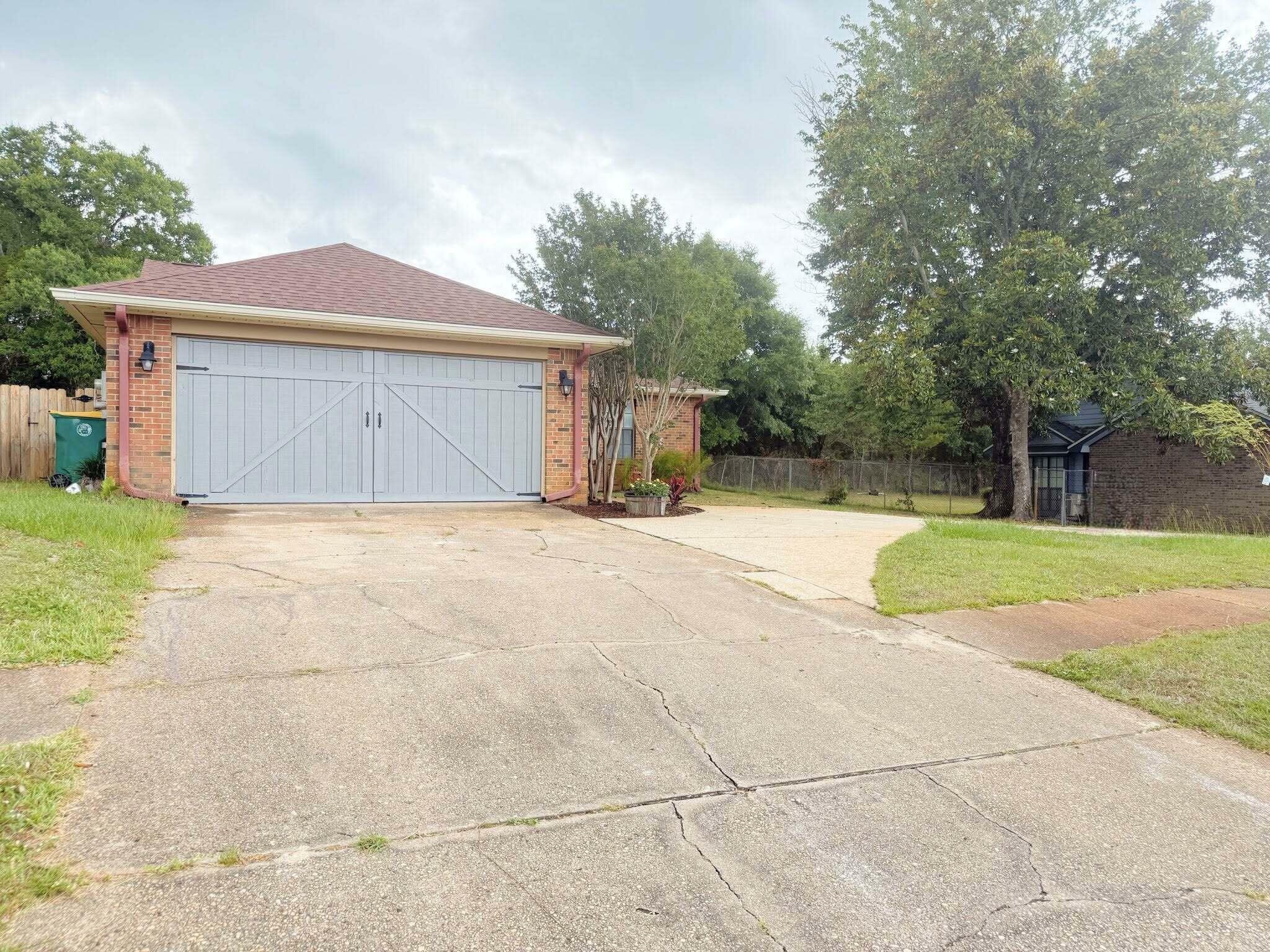 Property Photo: 1033 Boulevard De La Parisienne FL 32569