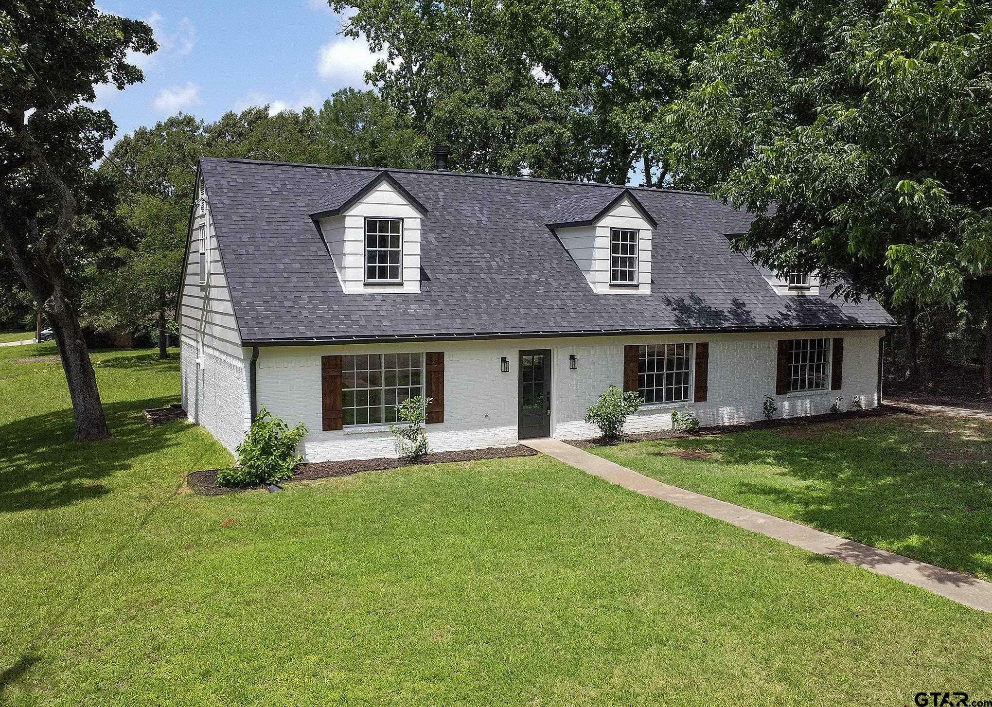Property Photo: 305 Joan Ln TX 75605