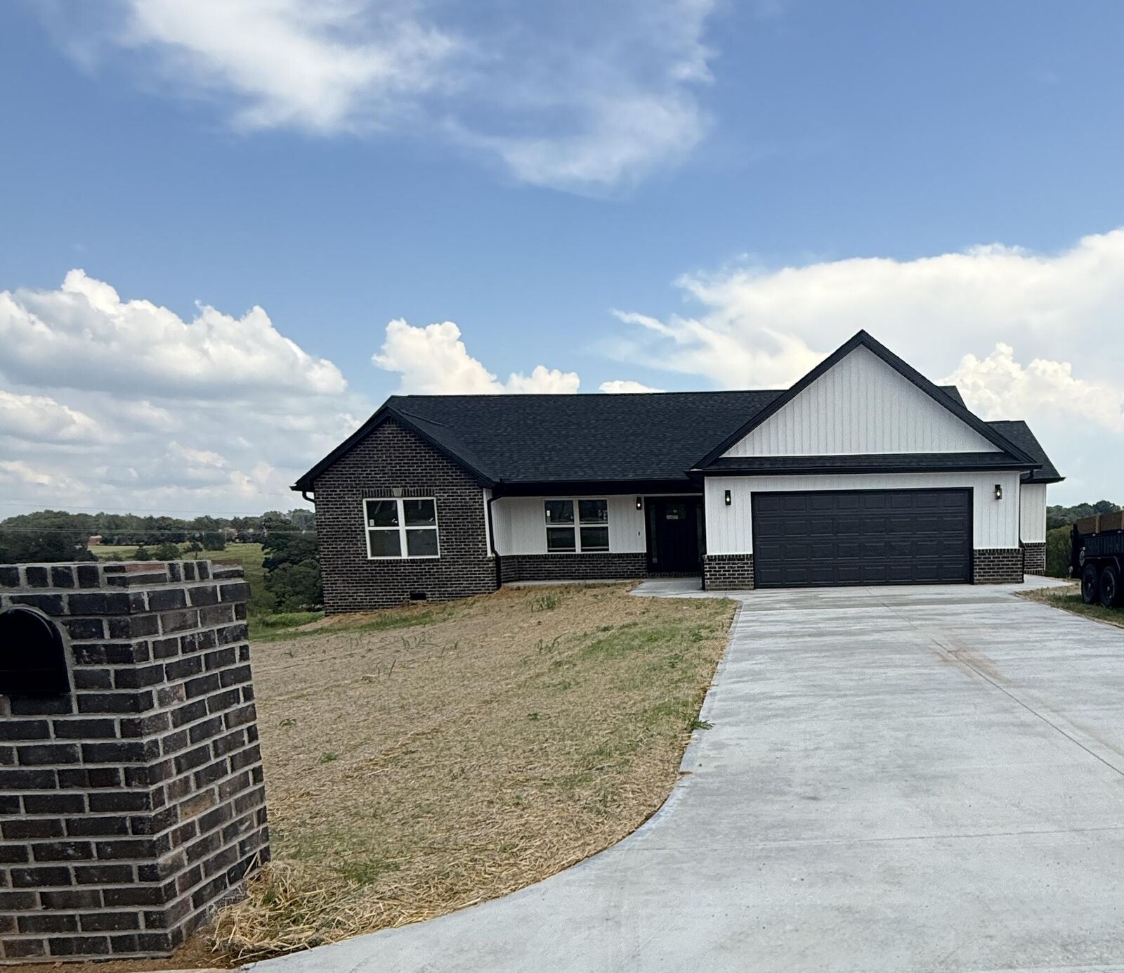Property Photo:  61 Lone Oak Court  KY 42503 