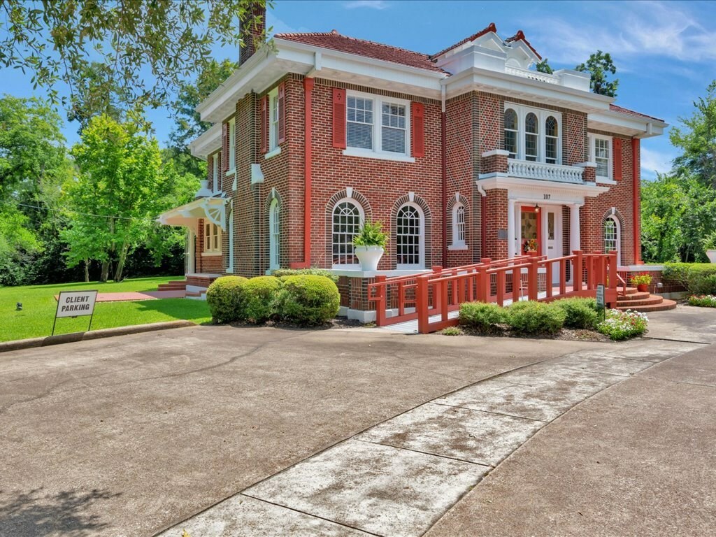 Property Photo: 107 W Kerr Ave TX 74904