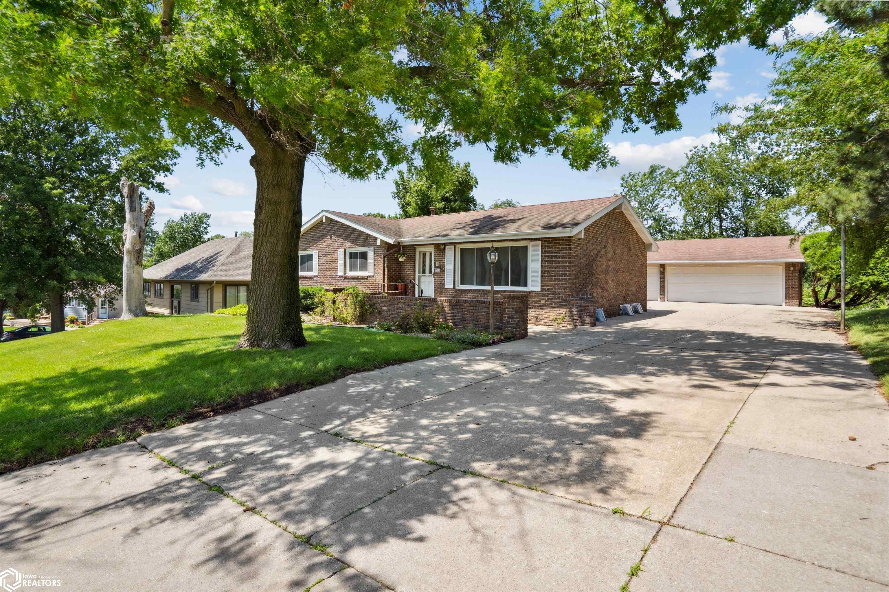 Property Photo: 2505 Reyclif Drive IA 50158